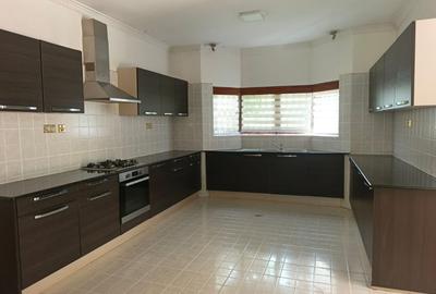 5 Bed Villa with Swimming Pool in Runda - 3