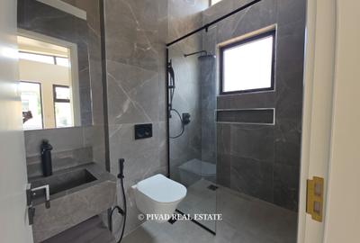 5 Bed House with Garden in Runda - 4