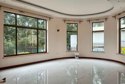 4 Bed House with En Suite in Rosslyn - 2