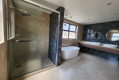 5 Bed Townhouse with En Suite in Lavington - 4