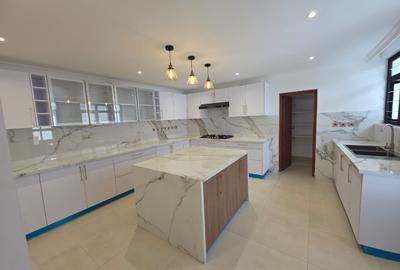 6 Bed House with En Suite in Runda - 4
