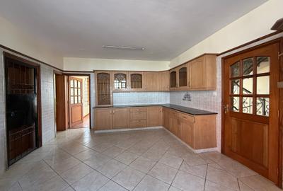 5 Bed House with En Suite in Runda - 4