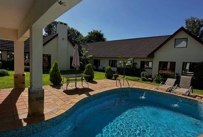 7 Bed House with En Suite in Ridgeways - 2