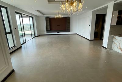 3 Bed Apartment with En Suite in Riverside - 3
