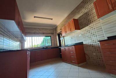 4 Bed Apartment with En Suite in Brookside - 2