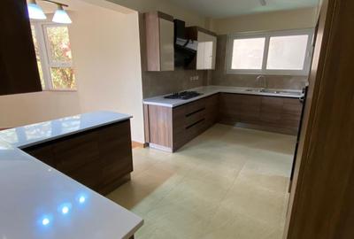 3 Bed Apartment with En Suite in Kilimani - 4