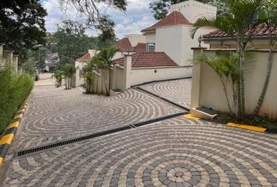 5 Bed Townhouse with En Suite in Kyuna