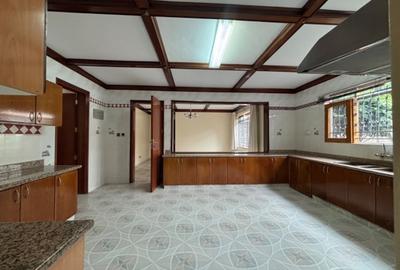 5 Bed House with En Suite in Runda - 3