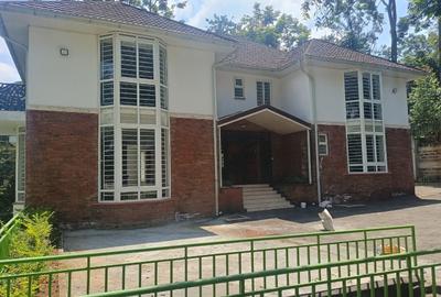 5 Bed Townhouse with En Suite at Lonetree - 2