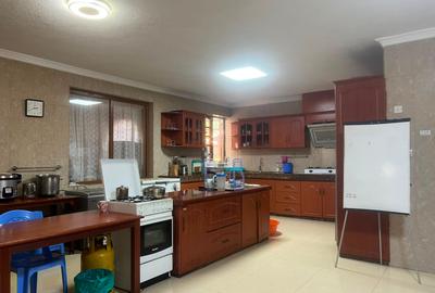 10 Bed House with En Suite in Runda - 4