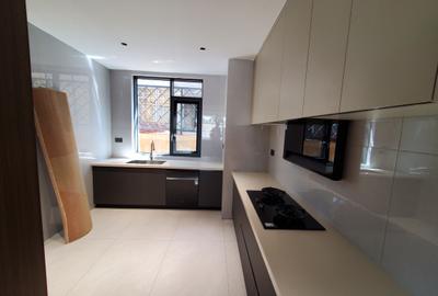 5 Bed Townhouse with En Suite at Lavington - 4