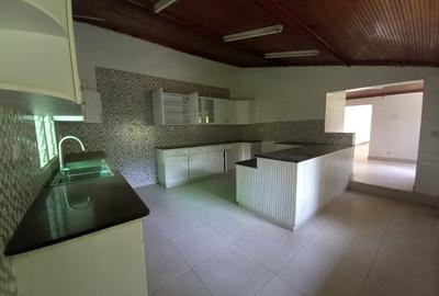 4 Bed House with En Suite in Spring Valley - 3