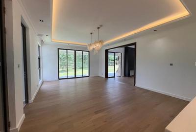 5 Bed Villa with En Suite in Karen Hardy - 3