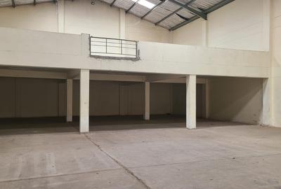 30,000 ft² Warehouse with Fibre Internet in Industrial Area