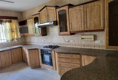 4 Bed Townhouse with En Suite in Brookside - 3