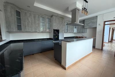 5 Bed House with En Suite at Mushroom Gardens - 4