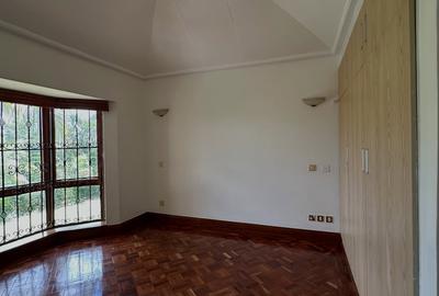 6 Bed House with En Suite in Runda - 2
