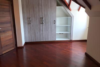 5 Bed Townhouse with En Suite in Lavington - 4