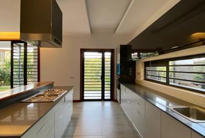 3 Bed House with En Suite in Rosslyn - 2