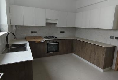 3 Bed Apartment with En Suite in Brookside - 2