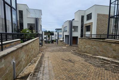 5 Bed Villa with En Suite in Lavington