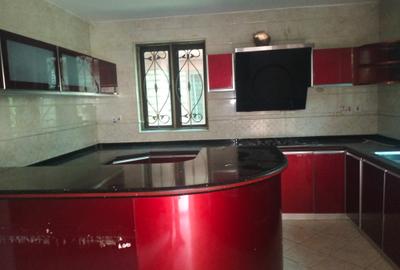 5 Bed Townhouse with En Suite in Lavington - 3