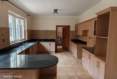 4 Bed Townhouse with En Suite in Brookside - 2