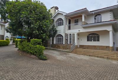 5 Bed Townhouse with En Suite at Lavington Off Convent Drive