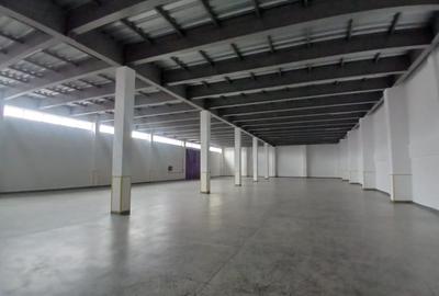 17,000 ft² Warehouse with Parking in Industrial Area - 3