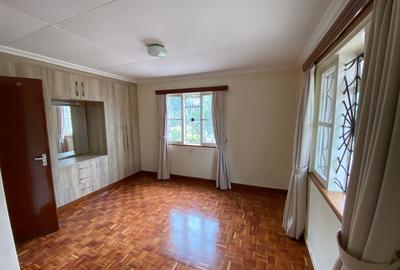 5 Bed House with En Suite in Nyari - 4