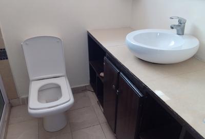 5 Bed Townhouse with En Suite in Lavington - 2