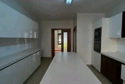 5 Bed Townhouse with En Suite in Lavington - 4