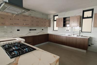 4 Bed Apartment with En Suite in Riverside - 3