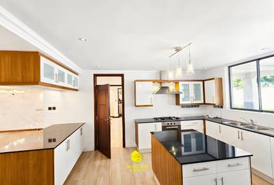 5 Bed House with En Suite in Lavington - 2