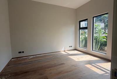 5 Bed Townhouse with En Suite at Old Runda - 3