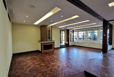 4 Bed House with En Suite at Mountain View - 2