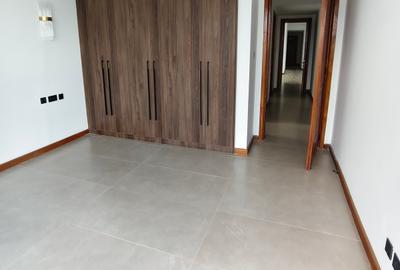 4 Bed Apartment with Swimming Pool in Riverside - 4