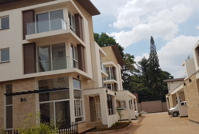 5 Bed Townhouse with En Suite at Lavington Road - 3