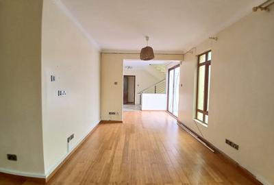 5 Bed Townhouse with En Suite at Riverside Drive - 2