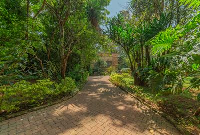 4 Bed Villa with En Suite at Tate Close - 3