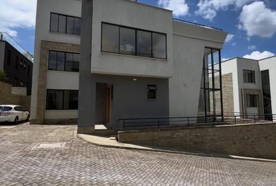 5 Bed Townhouse with En Suite in Lavington - 3