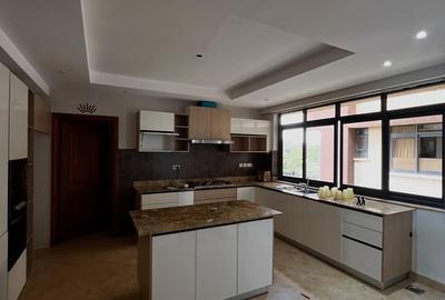 4 Bed Apartment with En Suite at Riverside Drive - 3