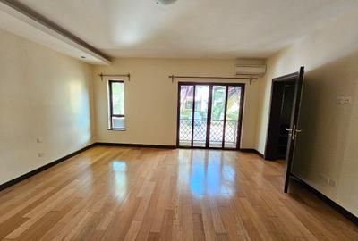 3 Bed Apartment with En Suite in Riverside - 3