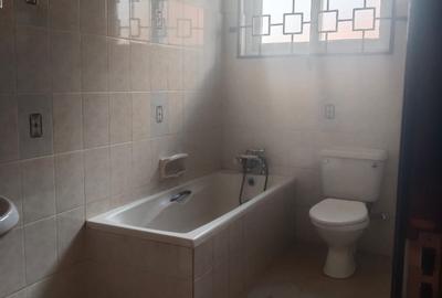 5 Bed Townhouse with En Suite in Lavington - 2
