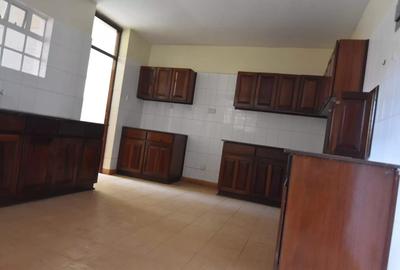 4 Bed House with En Suite in Lavington - 3