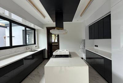 5 Bed House with En Suite in Nyari - 4