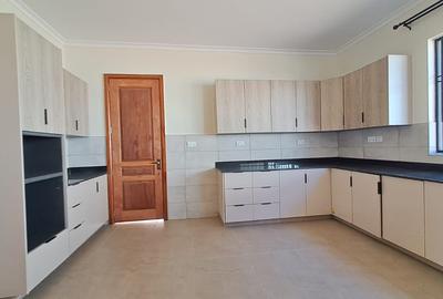 5 Bed Villa with En Suite in Westlands Area - 3