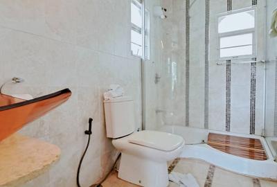 5 Bed House with En Suite in Runda - 2