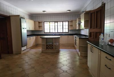 5 Bed House with En Suite in Runda - 4