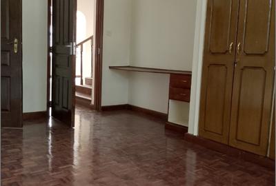 6 Bed Townhouse with En Suite at Lavington - 3